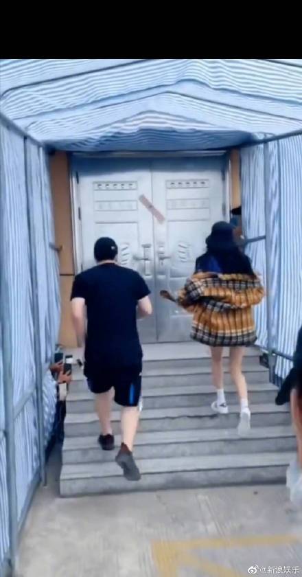 褲底風光全被攝!楊冪「遇變態狂拍」過程全都錄 網氣炸:有病吧!