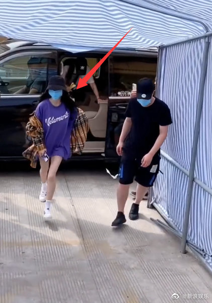 褲底風光全被攝!楊冪「遇變態狂拍」過程全都錄 網氣炸:有病吧!