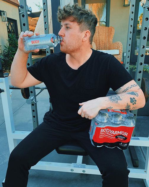 生日變忌日！YouTuber「超跑失速撞樹」　狂歡貼文曝遺言：今天會喝酒