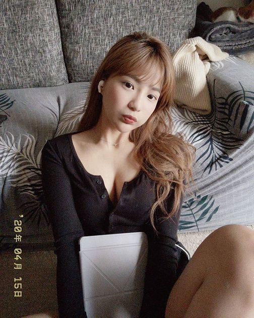 透膚戰袍！實況主「貝莉莓」飽滿弧線全浮出：這樣可以嗎？