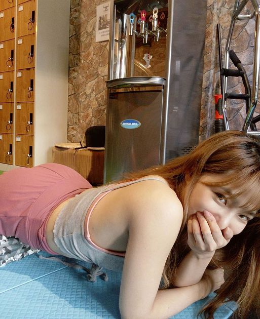 透膚戰袍！實況主「貝莉莓」飽滿弧線全浮出：這樣可以嗎？