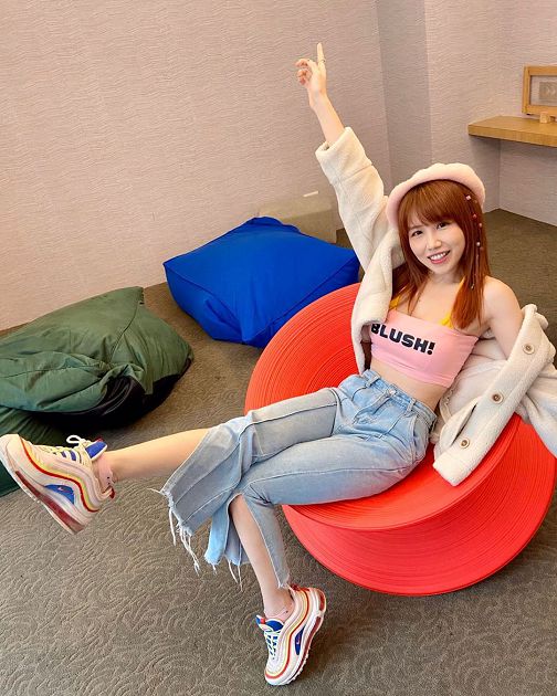 細線卡死縫中!網紅正妹「V領泳裝」彈出半球 網嗨:有溝