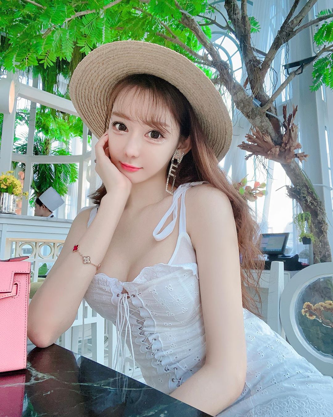 曾和陳冠希喇舌爆紅！嫩模「不科學巨球」嚇壞全網：比臉還大！