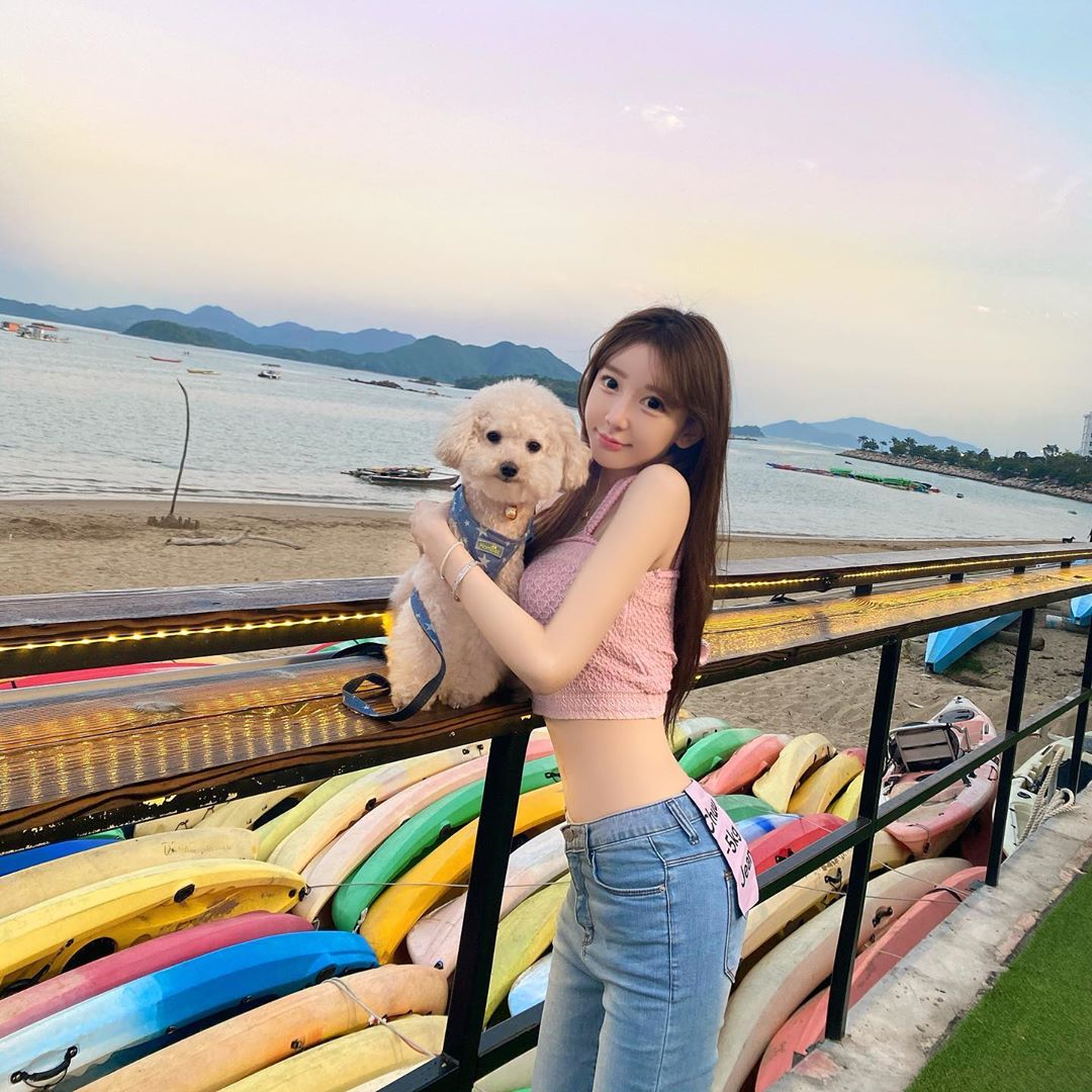 曾和陳冠希喇舌爆紅！嫩模「不科學巨球」嚇壞全網：比臉還大！