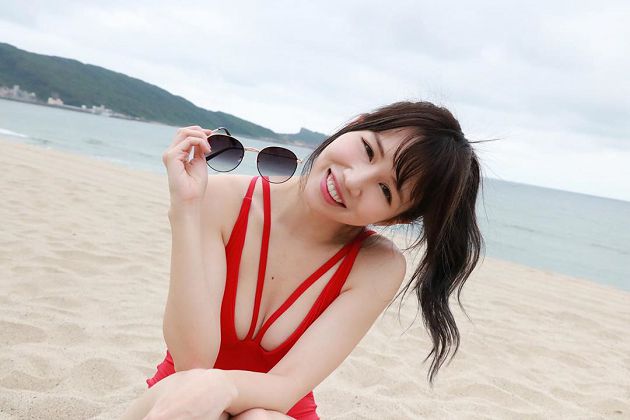 細線卡死縫中!網紅正妹「V領泳裝」彈出半球 網嗨:有溝