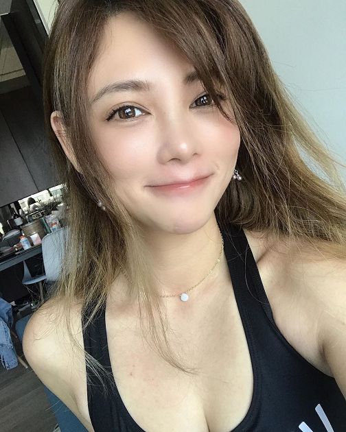 又揉又搓!天菜小姐沒穿Bra「V領開到肚臍」 網驚:走光了?