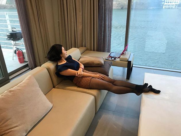 韓國「正妹老師」送福利!「紅毯走光」黑歷史再被翻:男演員直盯