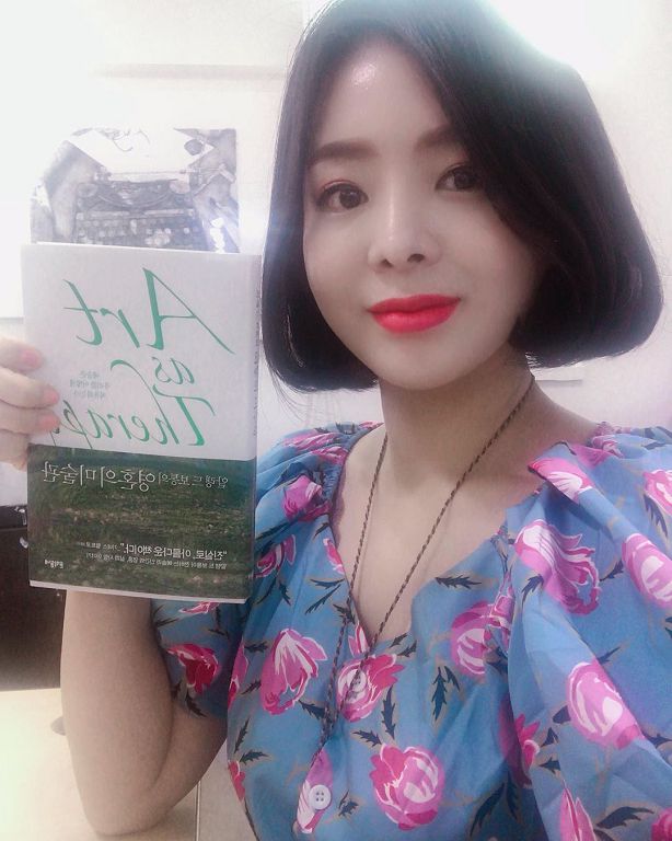 韓國「正妹老師」送福利!「紅毯走光」黑歷史再被翻:男演員直盯