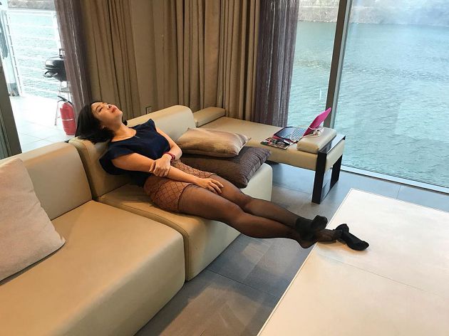 韓國「正妹老師」送福利!「紅毯走光」黑歷史再被翻:男演員直盯