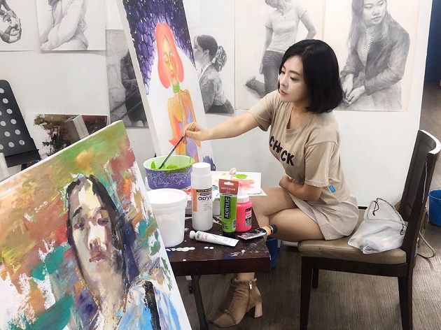 韓國「正妹老師」送福利!「紅毯走光」黑歷史再被翻:男演員直盯