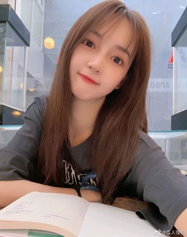 遭酸假臉！《青春有你2》練習生「淘汰近況曝光」　合作「超一線大咖」！