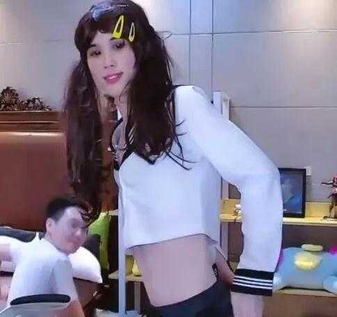 倒立大走光！實況兇妹「曾當眾內內套頭」 　網：又白又嫩