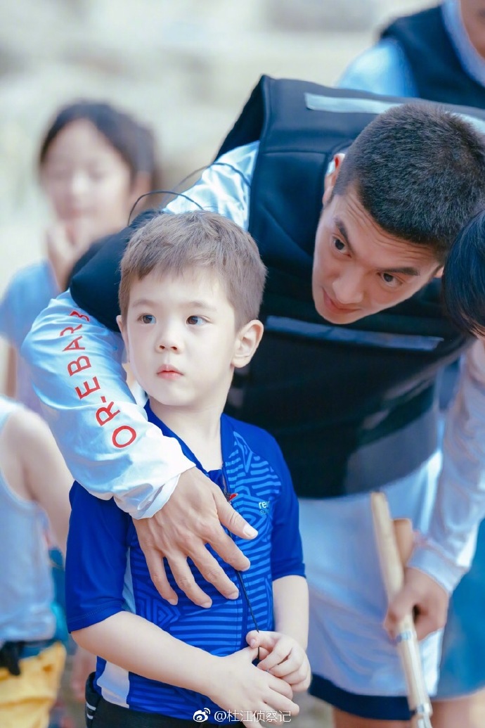 《爸爸》嗯哼暴風抽高!霍思燕「當眾狂抽菸」 二胎疑曝光!