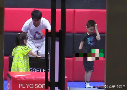 《爸爸》嗯哼暴風抽高!霍思燕「當眾狂抽菸」 二胎疑曝光!