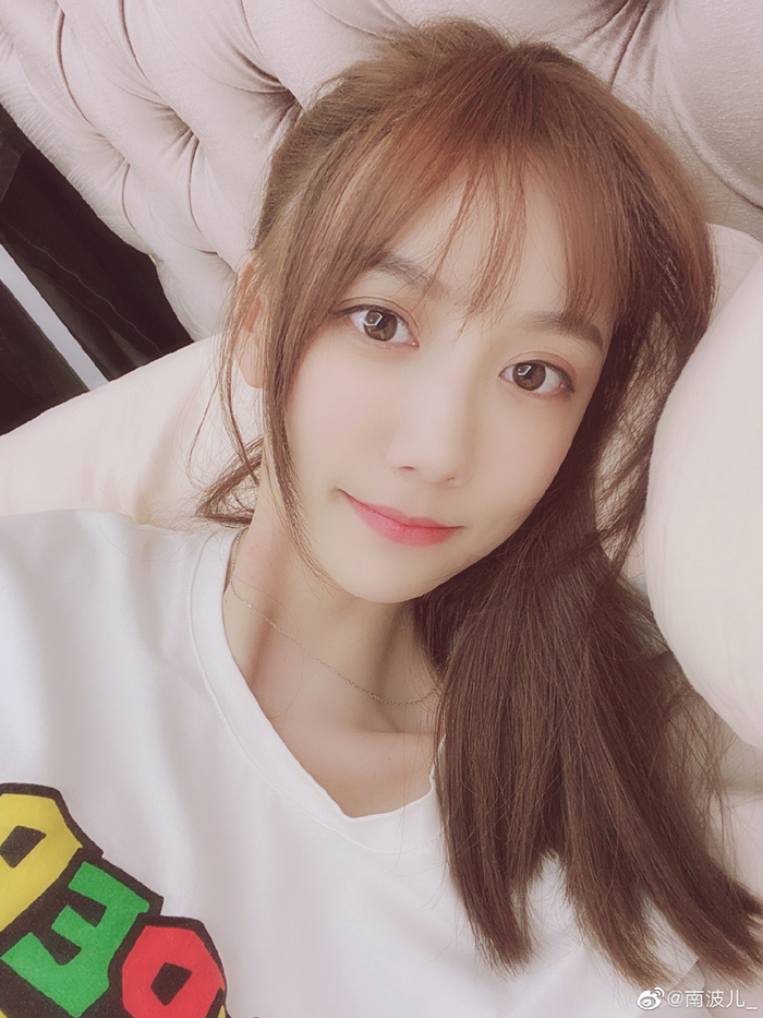 倒立大走光！實況兇妹「曾當眾內內套頭」 　網：又白又嫩