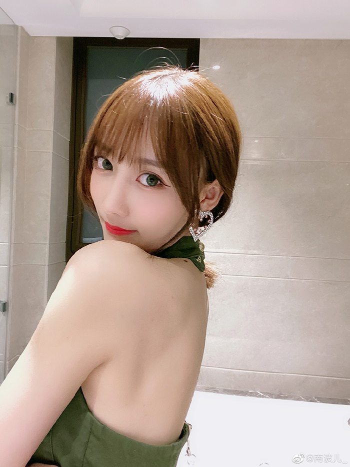 倒立大走光！實況兇妹「曾當眾內內套頭」 　網：又白又嫩