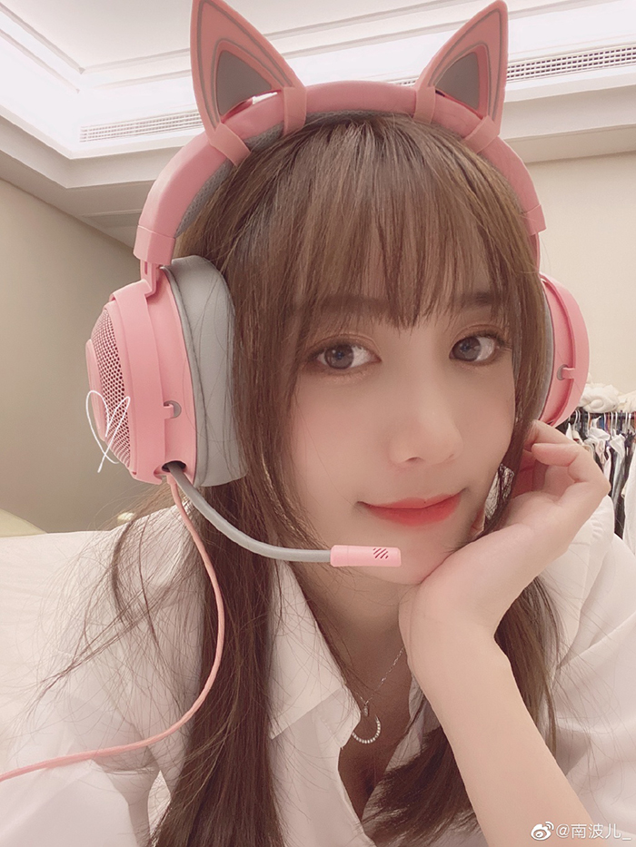 倒立大走光！實況兇妹「曾當眾內內套頭」 　網：又白又嫩