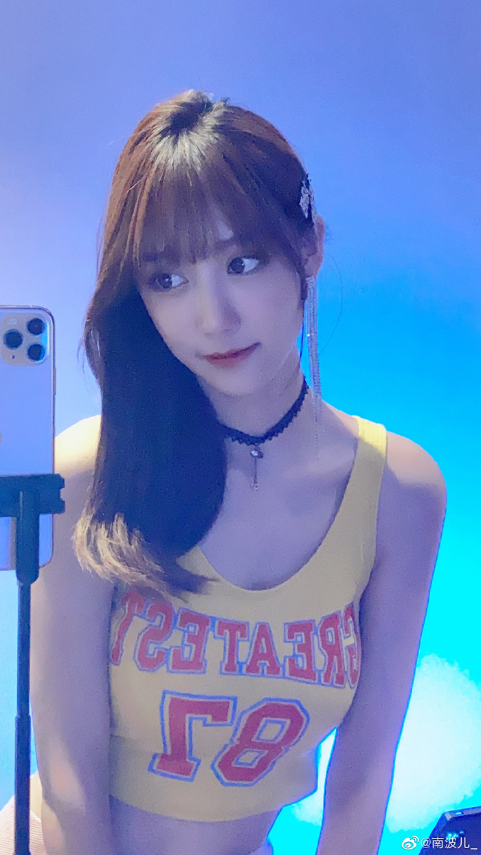 倒立大走光！實況兇妹「曾當眾內內套頭」 　網：又白又嫩