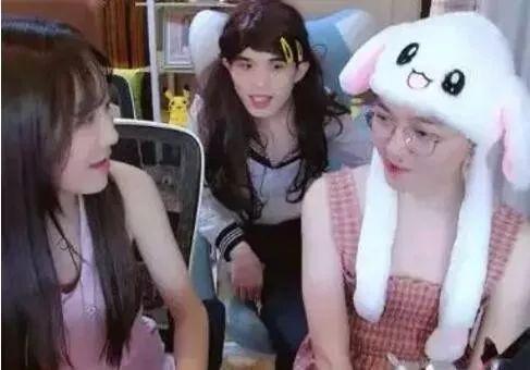 倒立大走光！實況兇妹「曾當眾內內套頭」 　網：又白又嫩