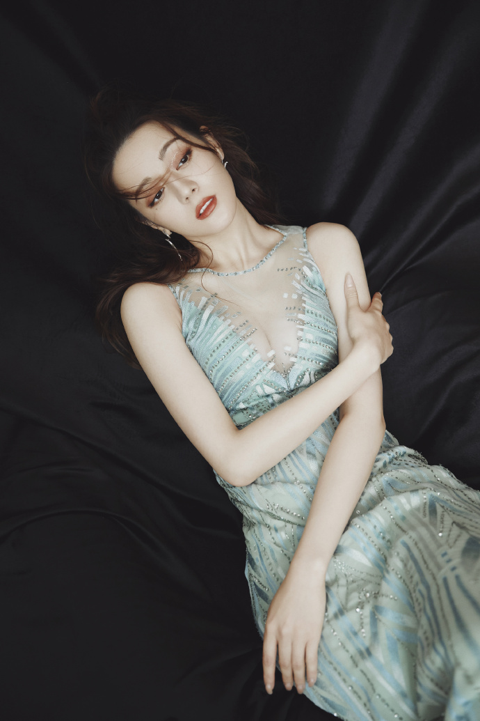 迷濛眼神全拍下!迪麗熱巴「走紅前舊照」流出 「濕身包不住」引網噴血!