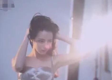 迷濛眼神全拍下!迪麗熱巴「走紅前舊照」流出 「濕身包不住」引網噴血!