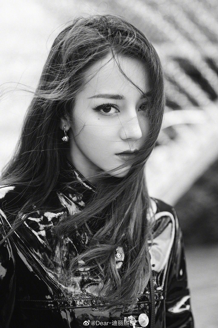 迷濛眼神全拍下!迪麗熱巴「走紅前舊照」流出 「濕身包不住」引網噴血!