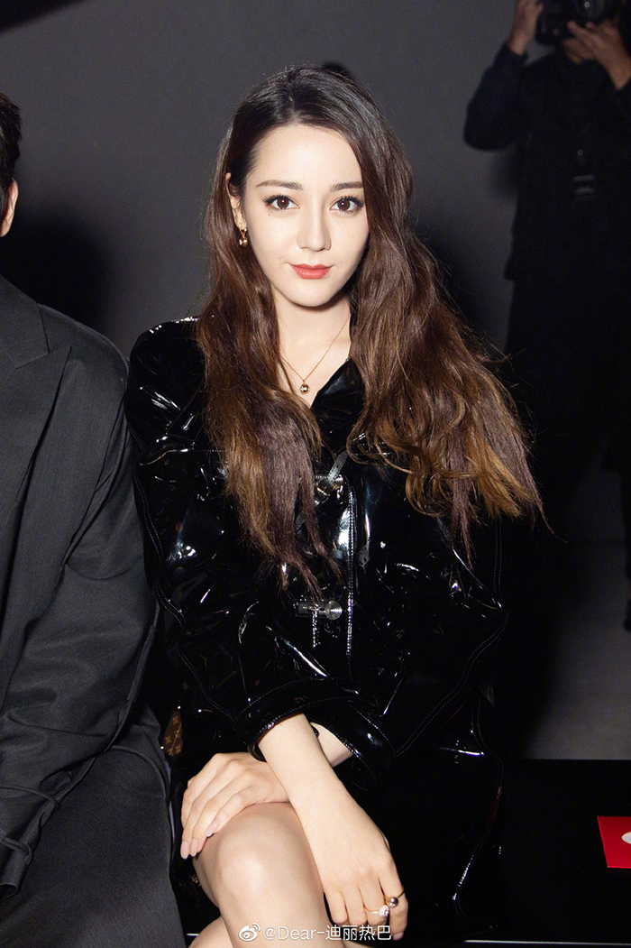 迷濛眼神全拍下!迪麗熱巴「走紅前舊照」流出 「濕身包不住」引網噴血!