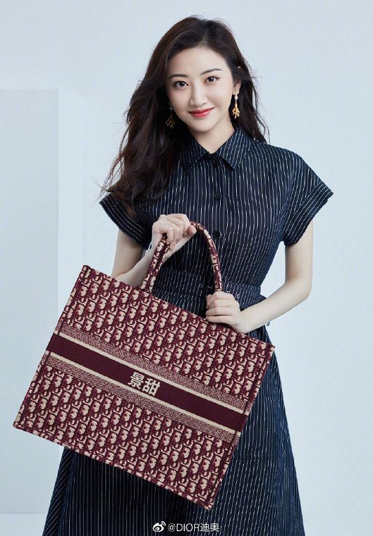 在包包刺上中文名！Angelababy「代言照曝光」 網：Dior宣告不治