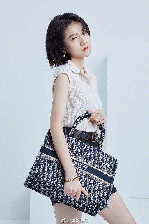 在包包刺上中文名！Angelababy「代言照曝光」 網：Dior宣告不治