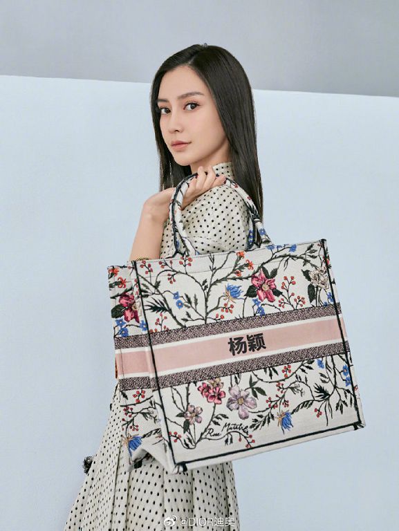 在包包刺上中文名！Angelababy「代言照曝光」 網：Dior宣告不治