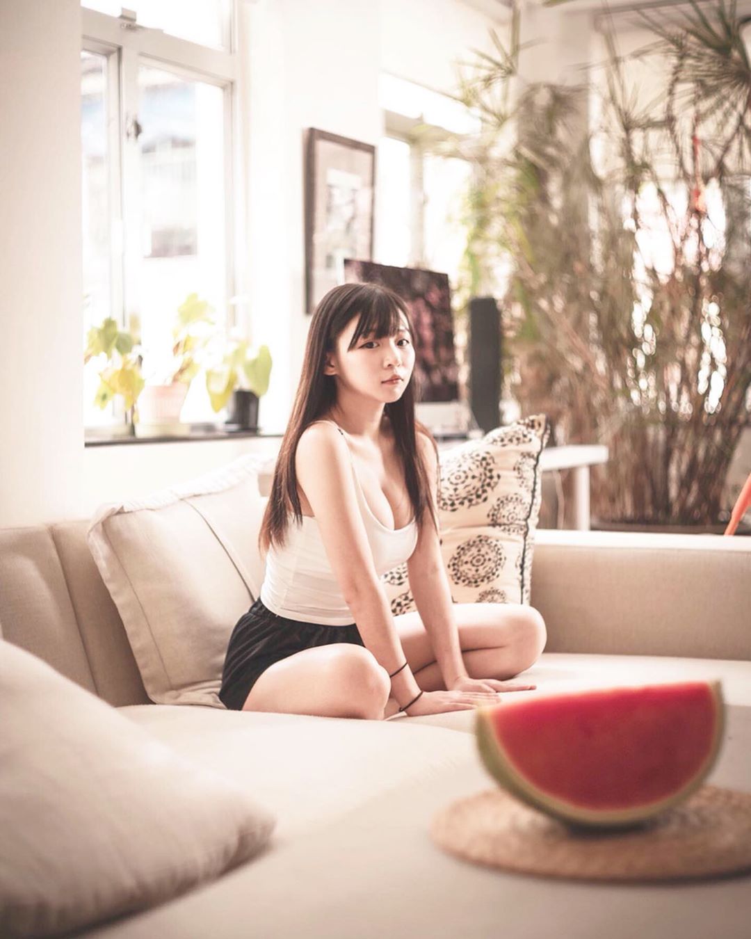 中洞大開女僕裝!超兇網紅「巨球包不住」 網:快服侍主人~