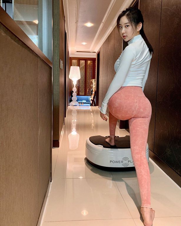 韓國清純網紅「打遊戲太認真」！衣領掉下去 網驚呼：沒穿內內？