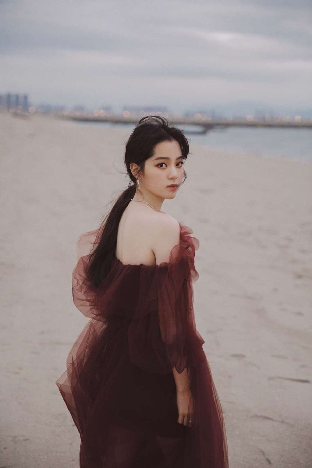 腿和上半身一樣短！歐陽娜娜「五五分」無P圖流出　網嚇歪：根本素人！