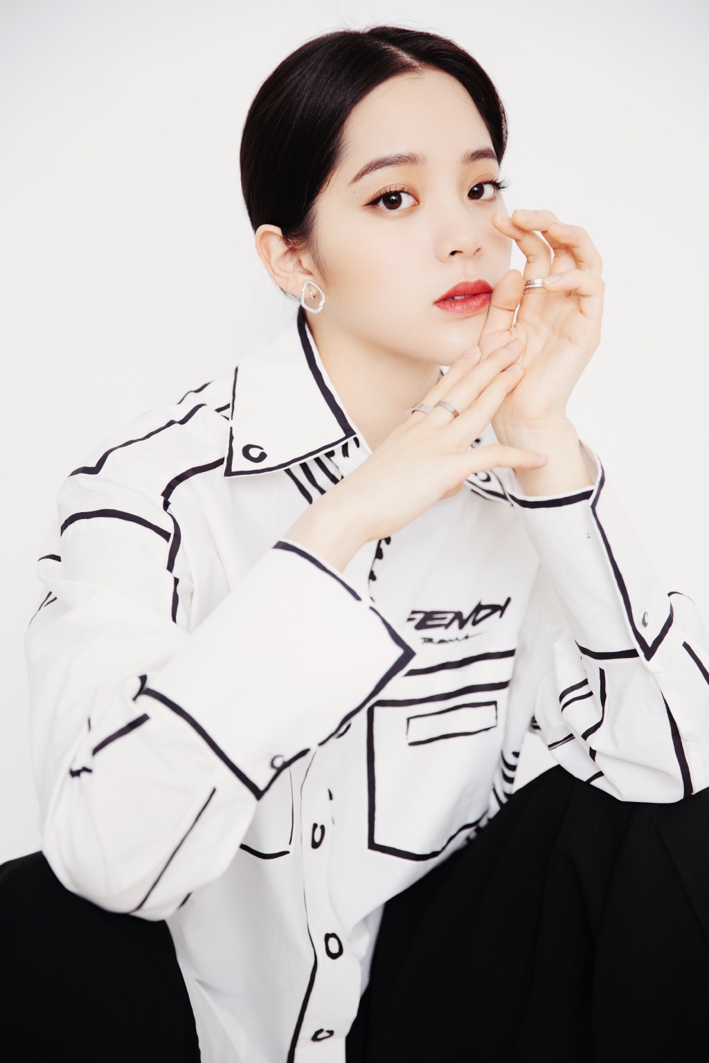 腿和上半身一樣短！歐陽娜娜「五五分」無P圖流出　網嚇歪：根本素人！