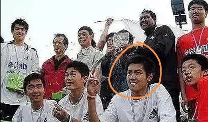 吳亦凡舊照曝光!「又黑又壯」長相驚變 網嚇:天神顏值是假的?