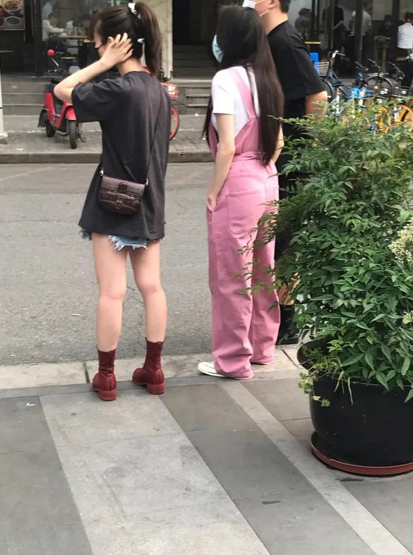 腿和上半身一樣短！歐陽娜娜「五五分」無P圖流出　網嚇歪：根本素人！