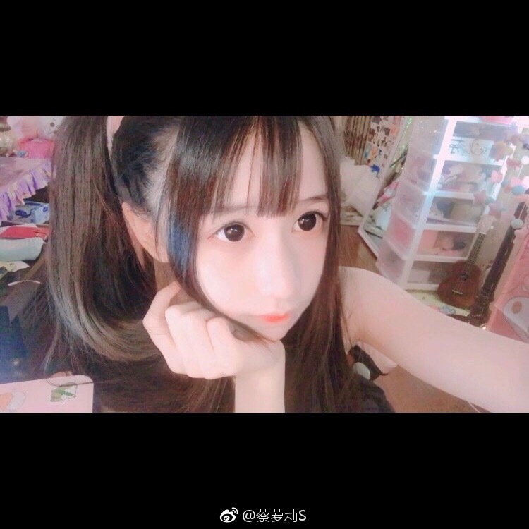 曾爆不雅黑歷史!蘿莉網紅「挑戰3cm旗袍」 短到快包不住蜜桃!