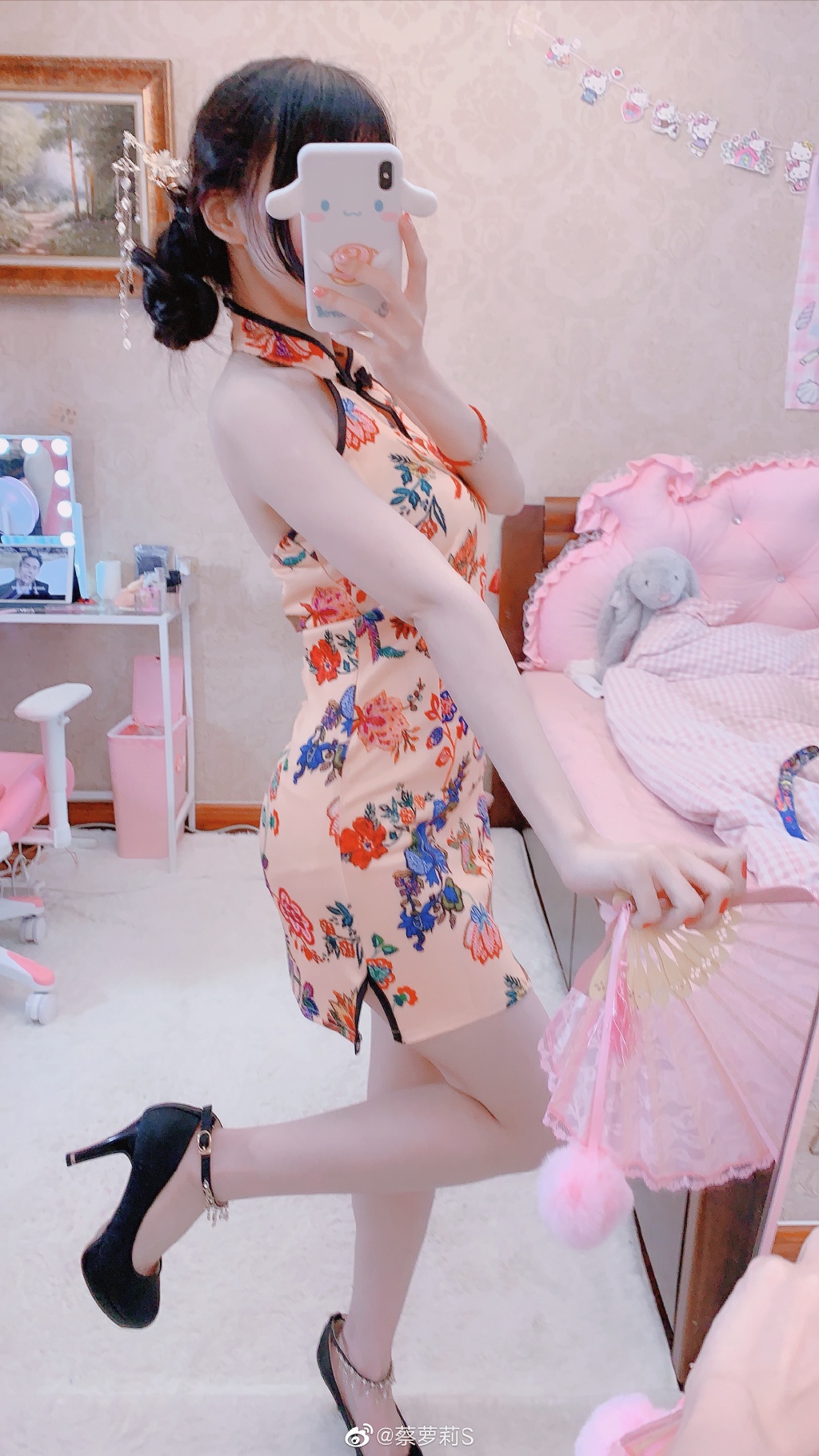 曾爆不雅黑歷史!蘿莉網紅「挑戰3cm旗袍」 短到快包不住蜜桃!