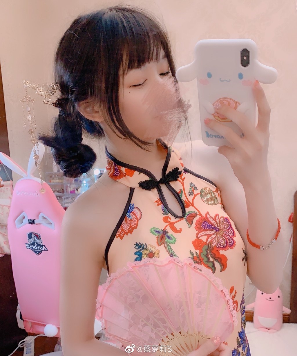 曾爆不雅黑歷史!蘿莉網紅「挑戰3cm旗袍」 短到快包不住蜜桃!