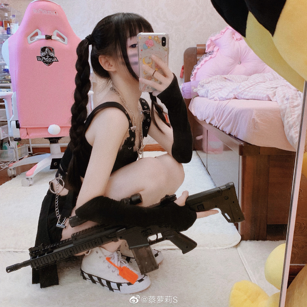 曾爆不雅黑歷史!蘿莉網紅「挑戰3cm旗袍」 短到快包不住蜜桃!