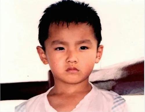 吳亦凡舊照曝光!「又黑又壯」長相驚變 網嚇:天神顏值是假的?