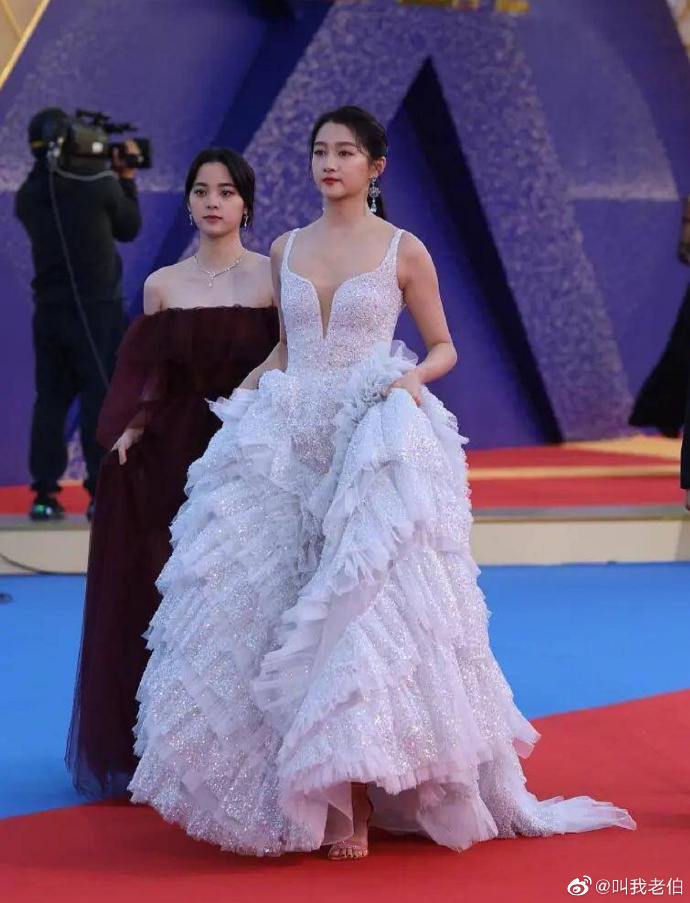 腿和上半身一樣短！歐陽娜娜「五五分」無P圖流出　網嚇歪：根本素人！