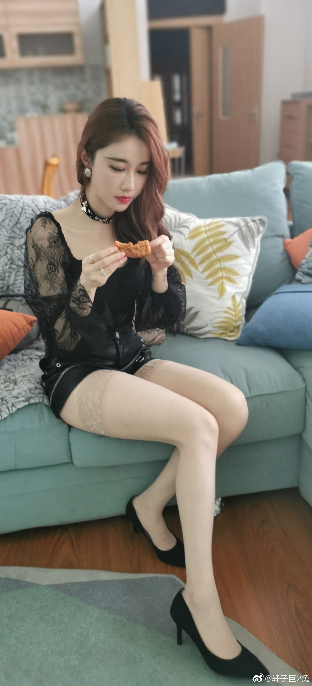 沒穿內內!實況兇妹大玩「棒狀物體」 胸前小山全擠出!