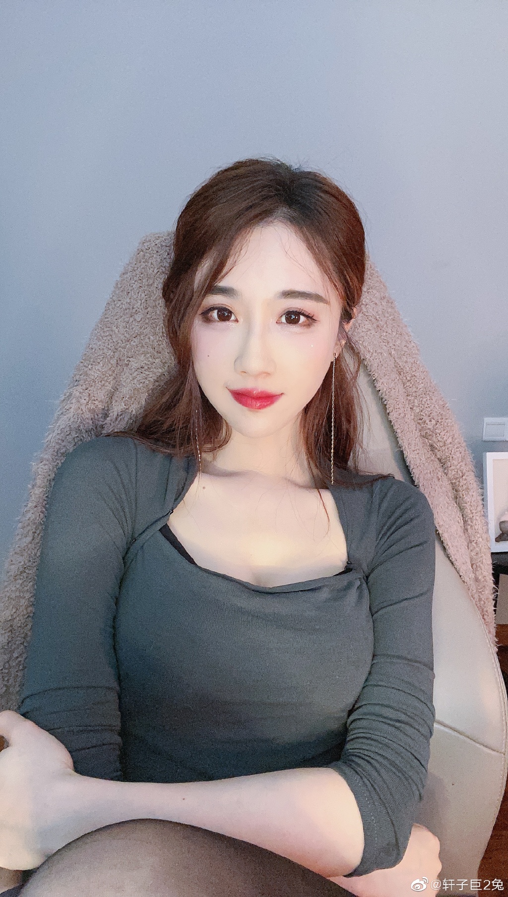 沒穿內內!實況兇妹大玩「棒狀物體」 胸前小山全擠出!