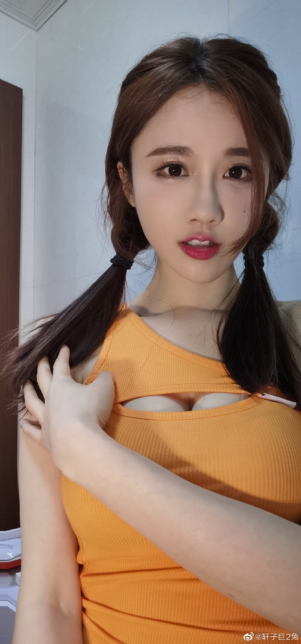 沒穿內內!實況兇妹大玩「棒狀物體」 胸前小山全擠出!