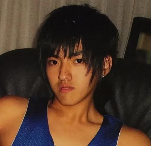 吳亦凡舊照曝光!「又黑又壯」長相驚變 網嚇:天神顏值是假的?