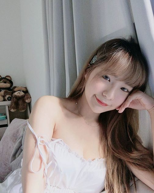 肩帶滑落！貝莉莓「蕾絲睡衣」超低領炸出深溝　網：香爆