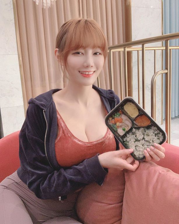 Ｈ級韓國實況主「細肩帶包不住」！雪白春光全曝光 網：三角洲超明顯