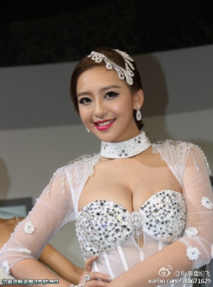 太兇被封神！女星「透視裝包不住」噴出暈暈　網全暴動！