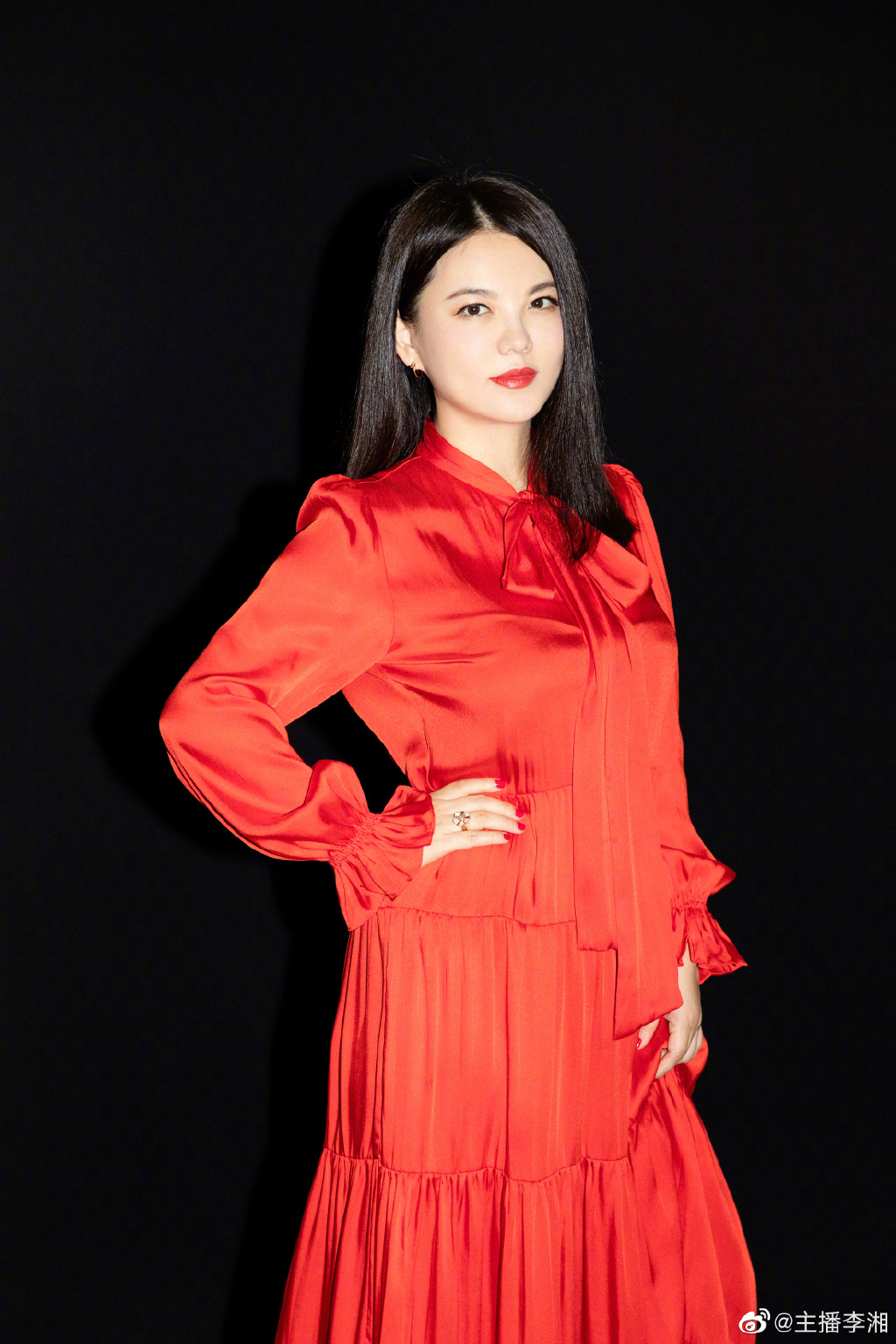 大陸直播太好賺？美女主播爽曬「千萬勞斯萊斯」被罵爆：炫富！